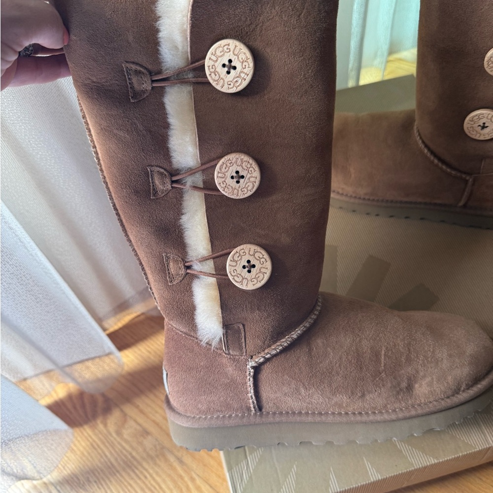 UGG Chestnut Bailey Button Triplet Boots brand new with box - Picture 3 of 9